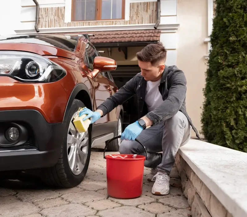 Lavage auto à domicile Terre-et-Marais : professionnel intervenant sur un véhicule